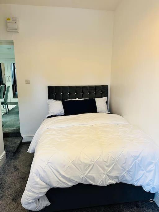 Modern 2 Bedroom Apt Derby City מראה חיצוני תמונה