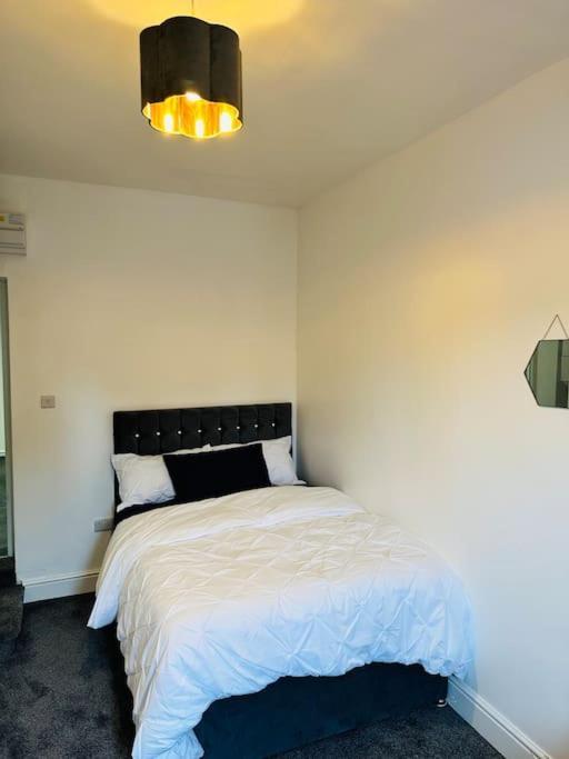 Modern 2 Bedroom Apt Derby City מראה חיצוני תמונה