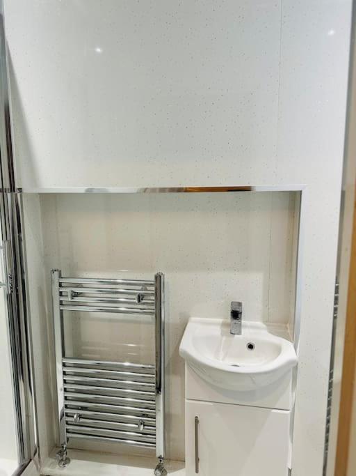 Modern 2 Bedroom Apt Derby City מראה חיצוני תמונה