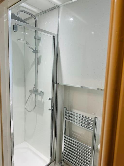 Modern 2 Bedroom Apt Derby City מראה חיצוני תמונה